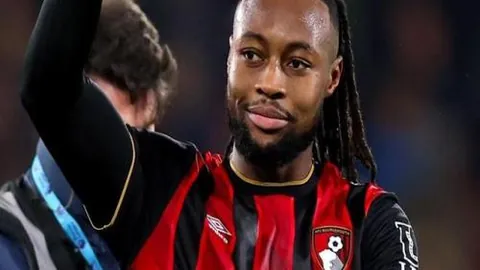 曼联冬季引援受财务政策与收购协议双重约束，前锋和中卫引援受限